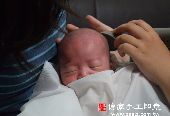 林寶寶(南投草屯到府嬰兒寶寶滿月剃頭理髮、免費到府嬰兒剃胎毛儀式吉祥話)。到府剃頭剃胎毛主持、專業拍照、DVD光碟、證書。★購買「臍帶章、肚臍章、胎毛筆刷印章」贈送：剃頭、收涎、抓周，三選一。2015.12.08 照片15